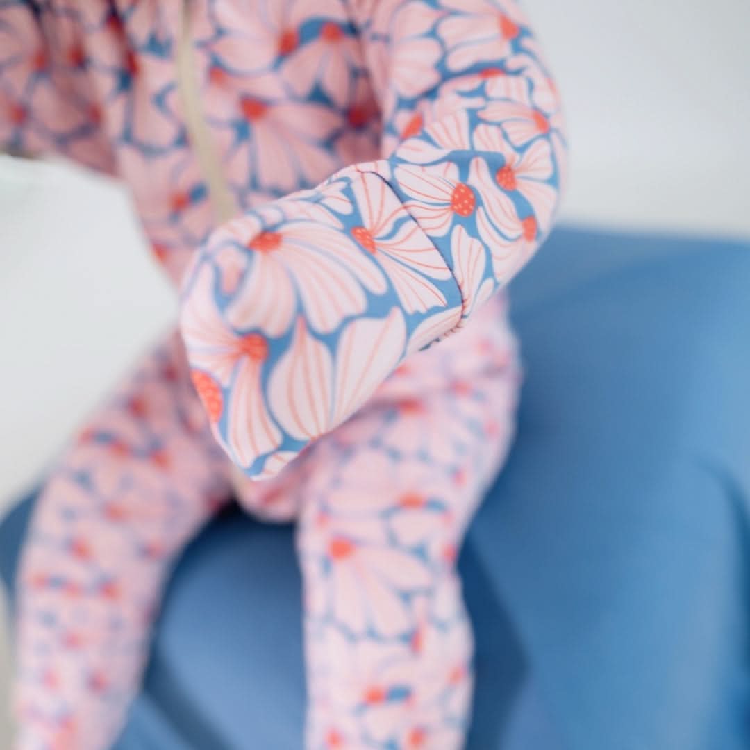 Bamboo Baby Zipper Footed Onesie | Saltwater Floral Grenouillère bébé en bambou avec fermeture éclair et pieds | Motif floral marin: