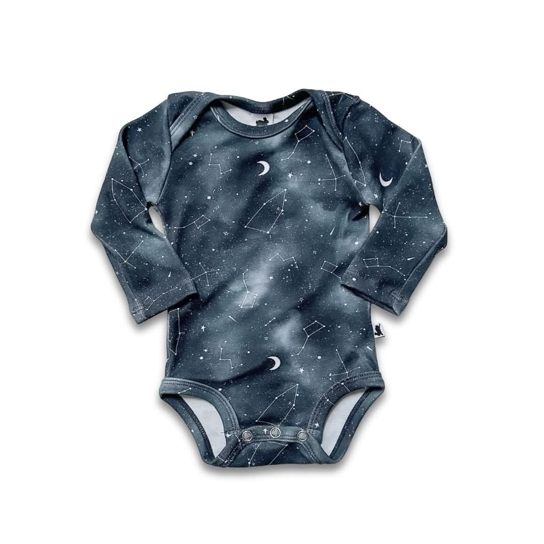 Bamboo Baby Long-Sleeved Onesie | Night Sky : Body Bébé en Bambou à Manches Longues | Ciel Nocturne