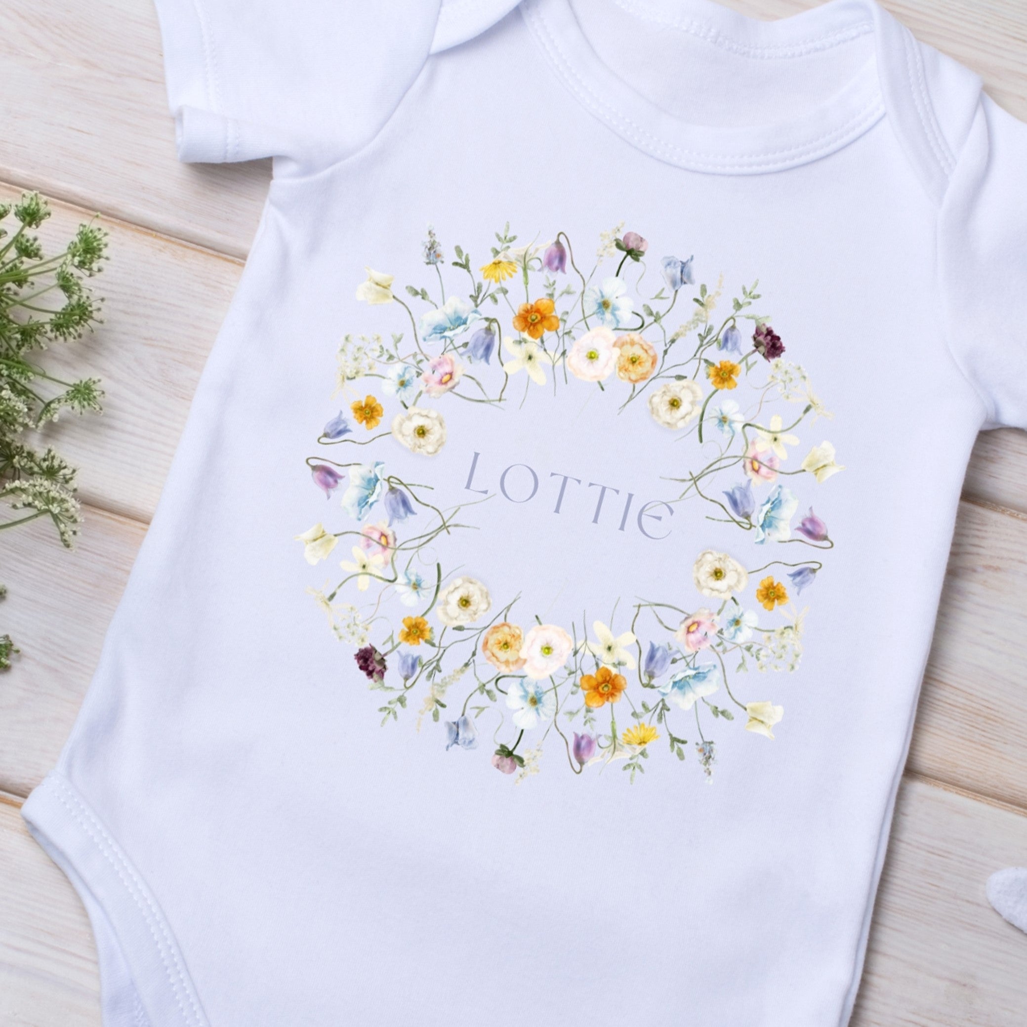 Personalised Baby Girls Spring Flowers Baby Outfit: Bib, Vest, Baby Grow : Tenue personnalisée pour bébé fille printemps fleurs : bavoir, gilet, grenouillère