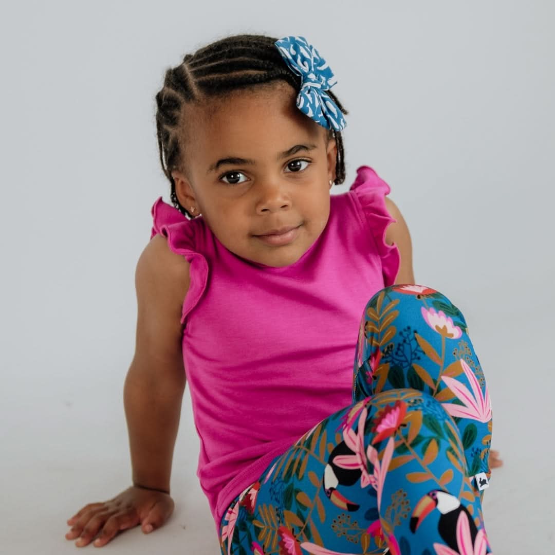 Baby/Kids' Bamboo Ruffle Shoulder | Rainbow Stripe : Robe bébé/enfant à volants en bambou | Rayures arc-en-ciel