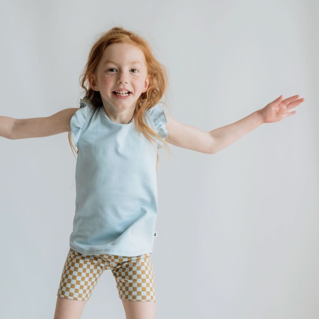 Baby/Kids' Bamboo Ruffle Shoulder | Rainbow Stripe : Robe bébé/enfant à volants en bambou | Rayures arc-en-ciel