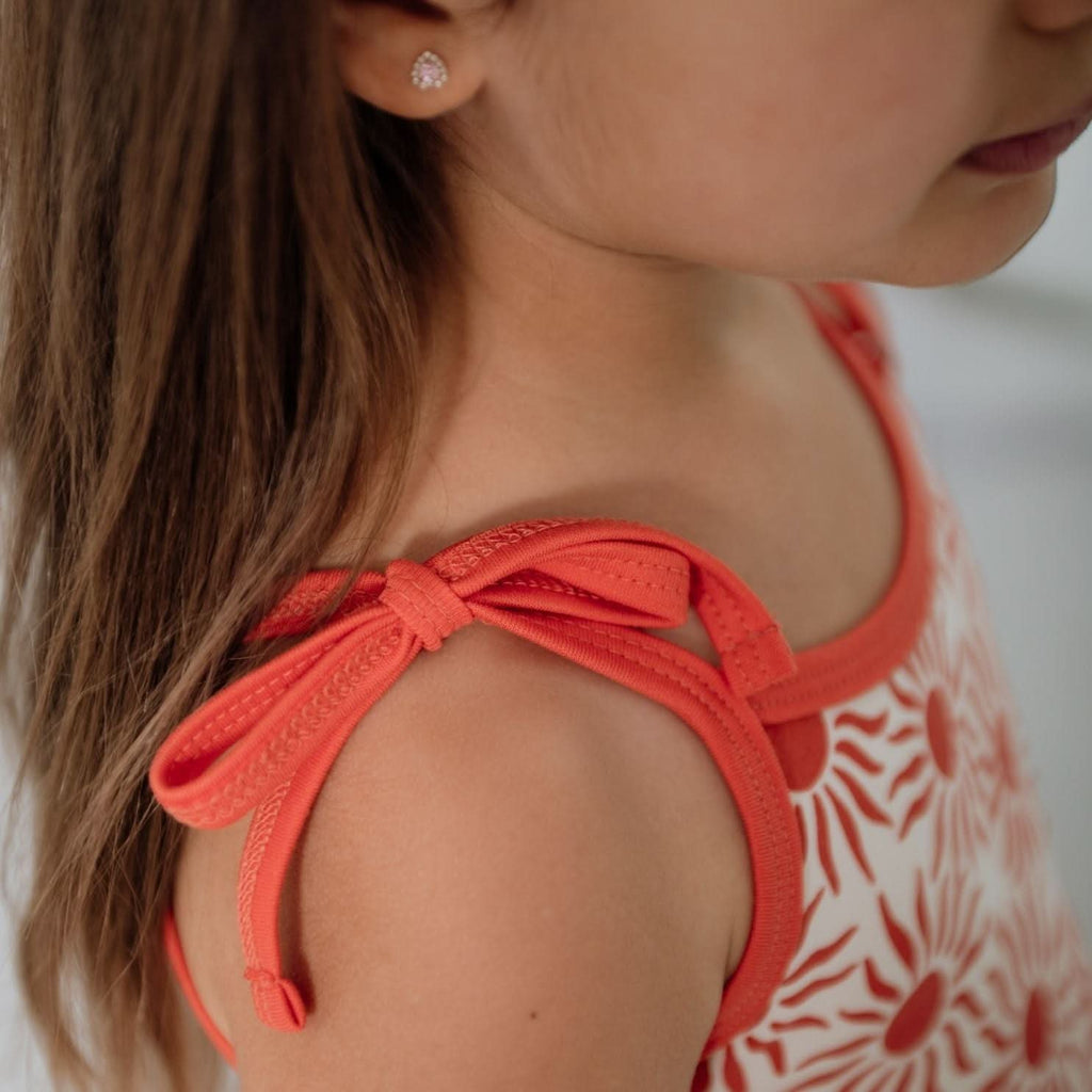Youth Bamboo Bow Strap Dress | Sunkissed ; Robe à bretelles nœud en bambou pour enfant | Effet soleil:
