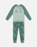 Two-Piece Organic Cotton Pajama Set Teal Construction Print ; Ensemble pyjama deux pièces en coton biologique, imprimé construction turquoise