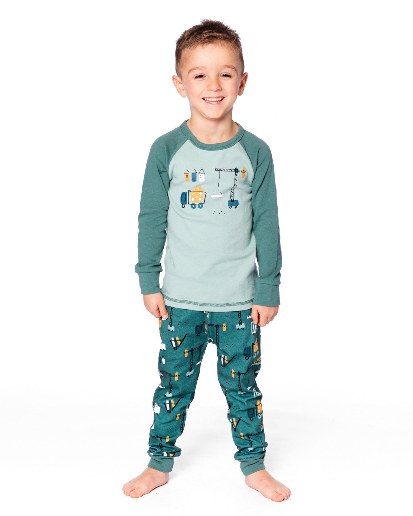 Two-Piece Organic Cotton Pajama Set Teal Construction Print ; Ensemble pyjama deux pièces en coton biologique, imprimé construction turquoise