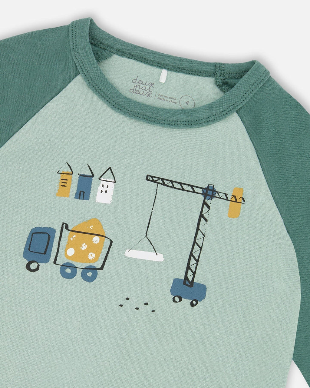 Two-Piece Organic Cotton Pajama Set Teal Construction Print ; Ensemble pyjama deux pièces en coton biologique, imprimé construction turquoise