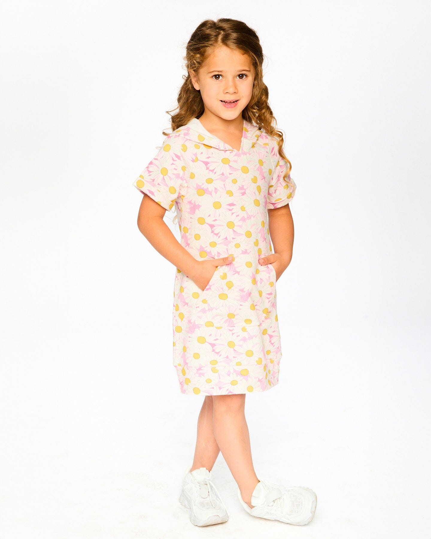 French Terry Hooded Dress Pink Printed Daisies : Robe à capuche en molleton français rose avec imprimé de marguerites