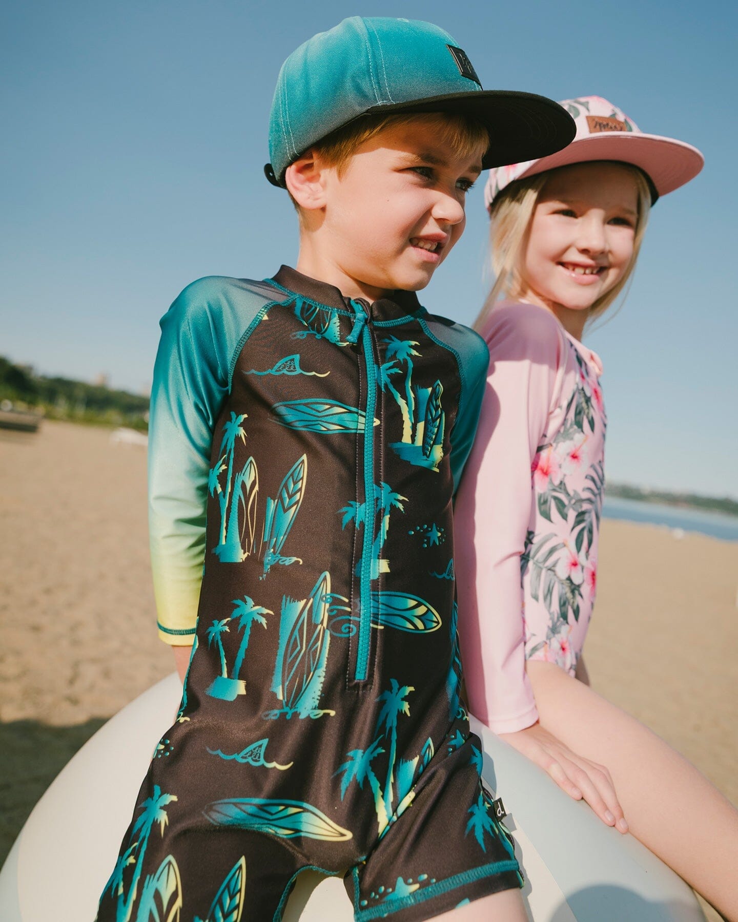 One-Piece Long Sleeve Rashguard Black Surf Print Maillot de bain anti-UV une pièce à manches longues, imprimé surf noir