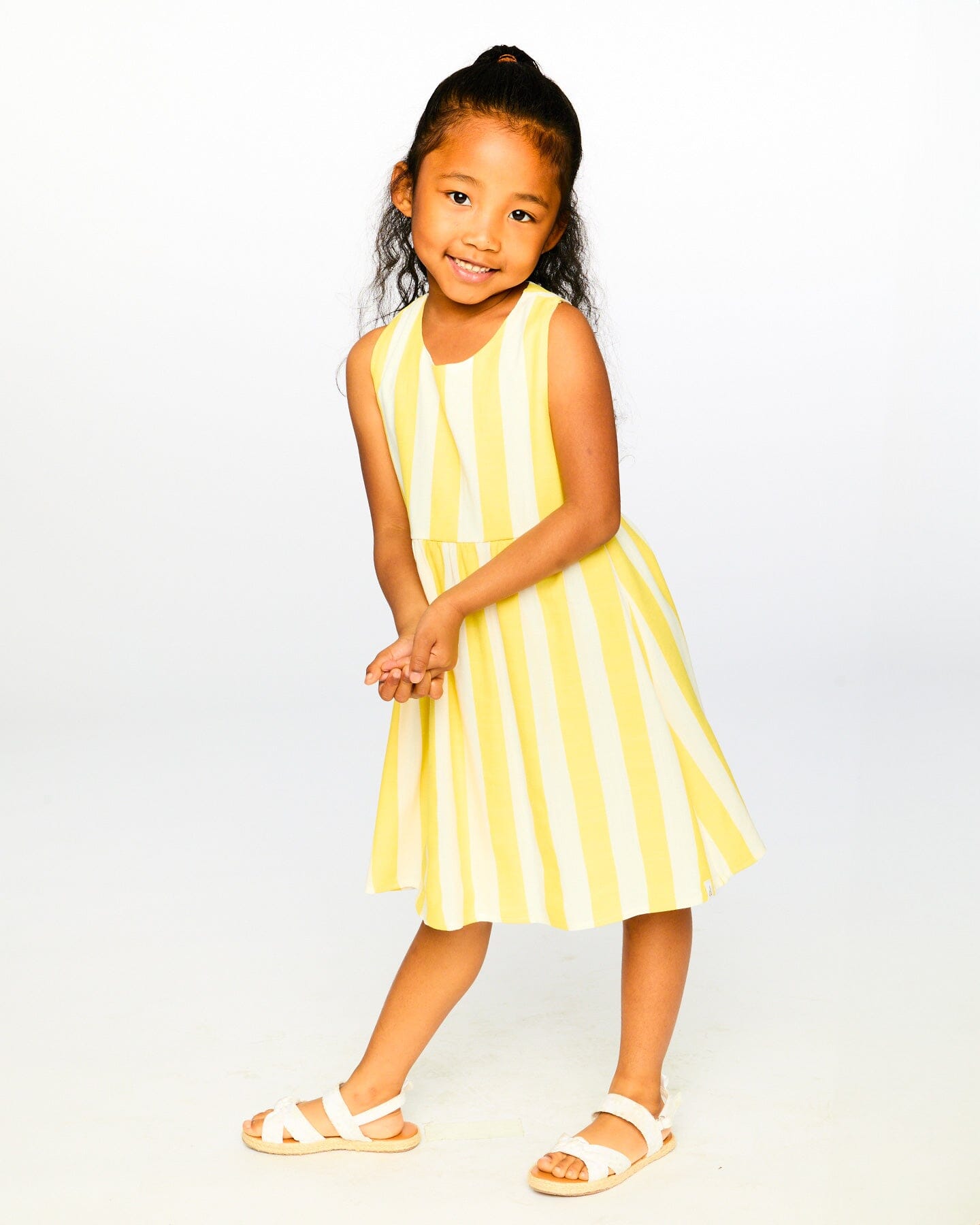 Sleeveless Dress White And Yellow Stripes : Robe sans manches à rayures blanches et jaunes.