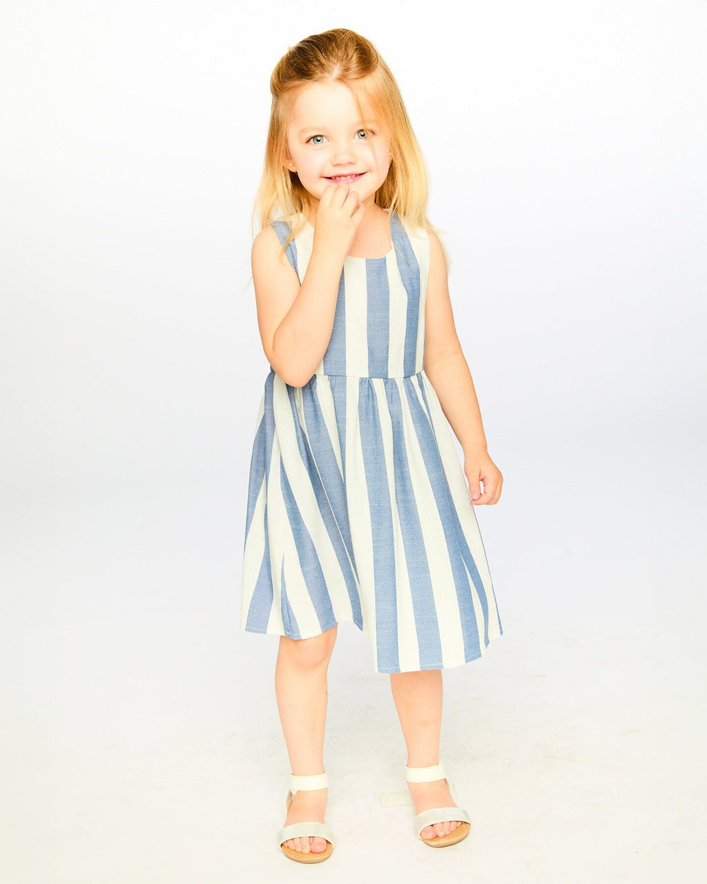 Sleeveless Dress White And Blue Stripes : Robe sans manches blanche et à rayures bleues