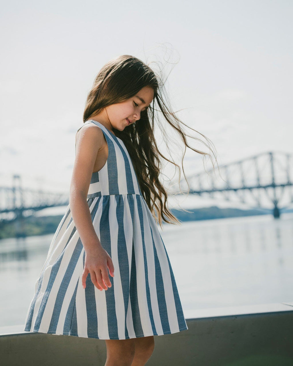 Sleeveless Dress White And Blue Stripes : Robe sans manches blanche et à rayures bleues