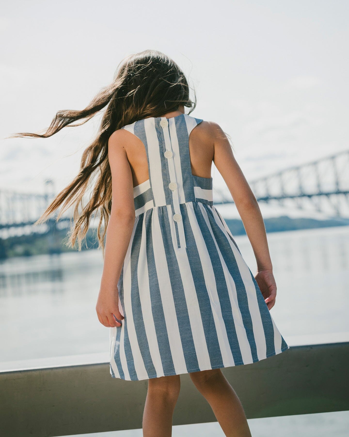 Sleeveless Dress White And Blue Stripes : Robe sans manches blanche et à rayures bleues