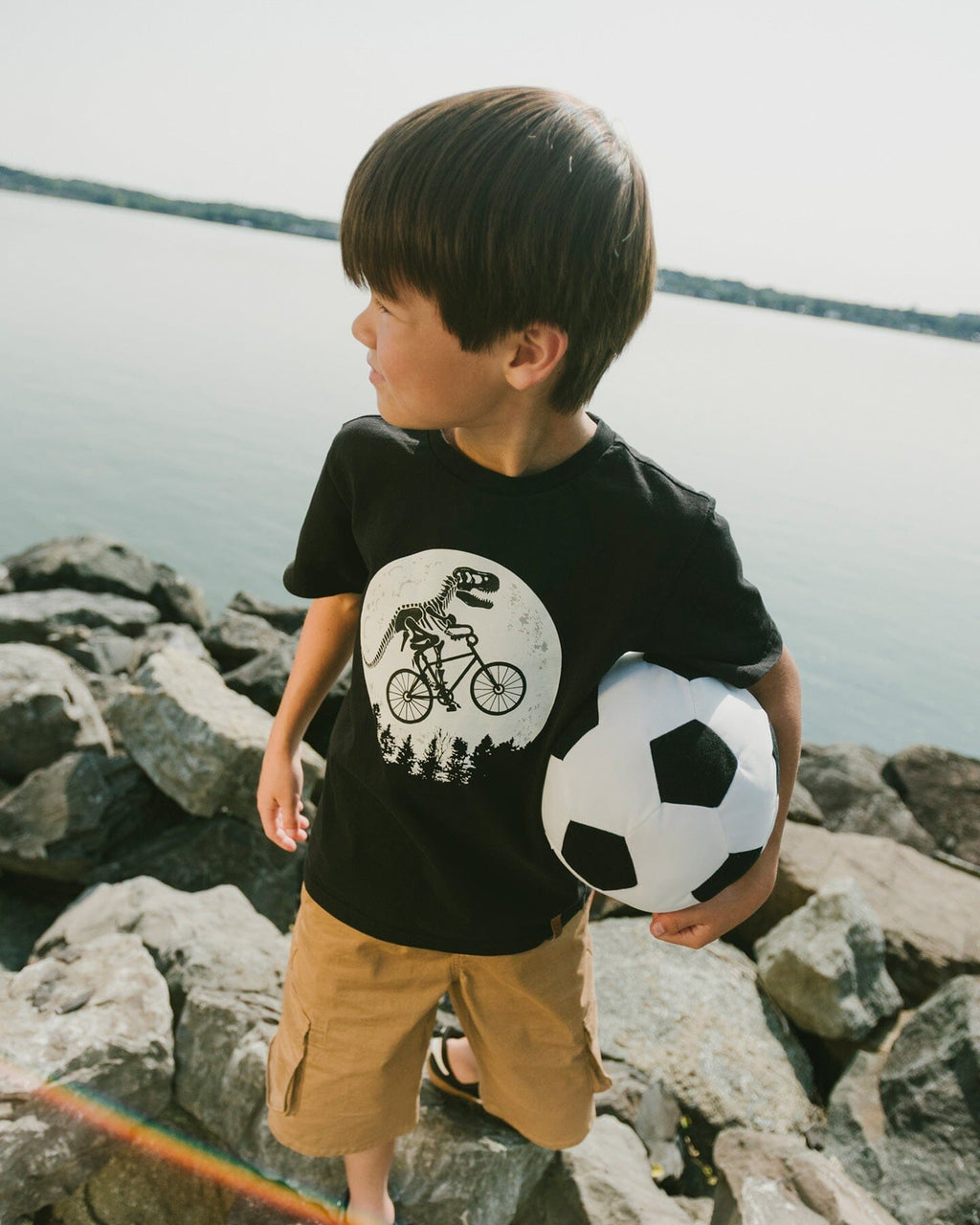 Glow In The Dark Organic Cotton Jersey T-Shirt With Dino On Bike Print Black :T-shirt en jersey de coton biologique phosphorescent avec imprimé dinosaure à vélo noir